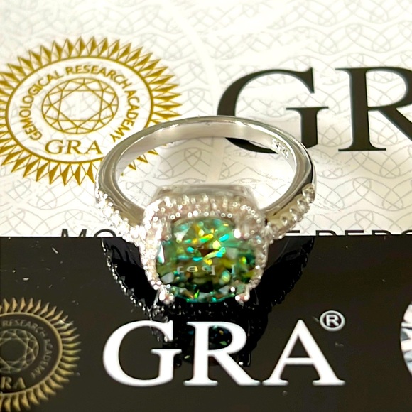 3.0 ct green moissanite engagement ring - Picture 2 of 4